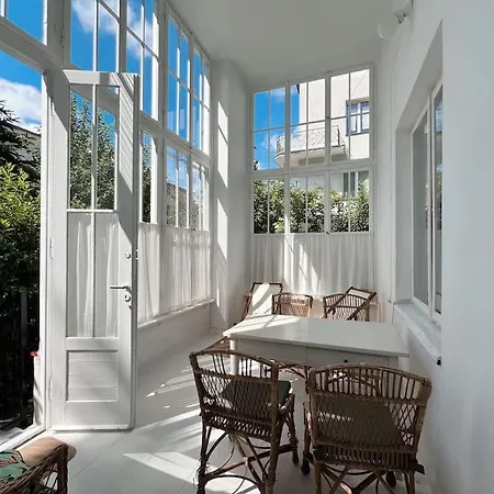 Spacious Garden Willa Lublin